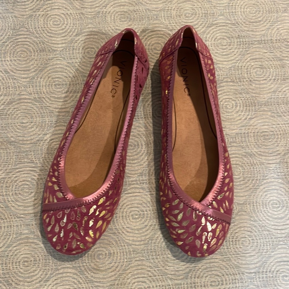 Vionic flats, size 9, pink with gold foil, new in box
